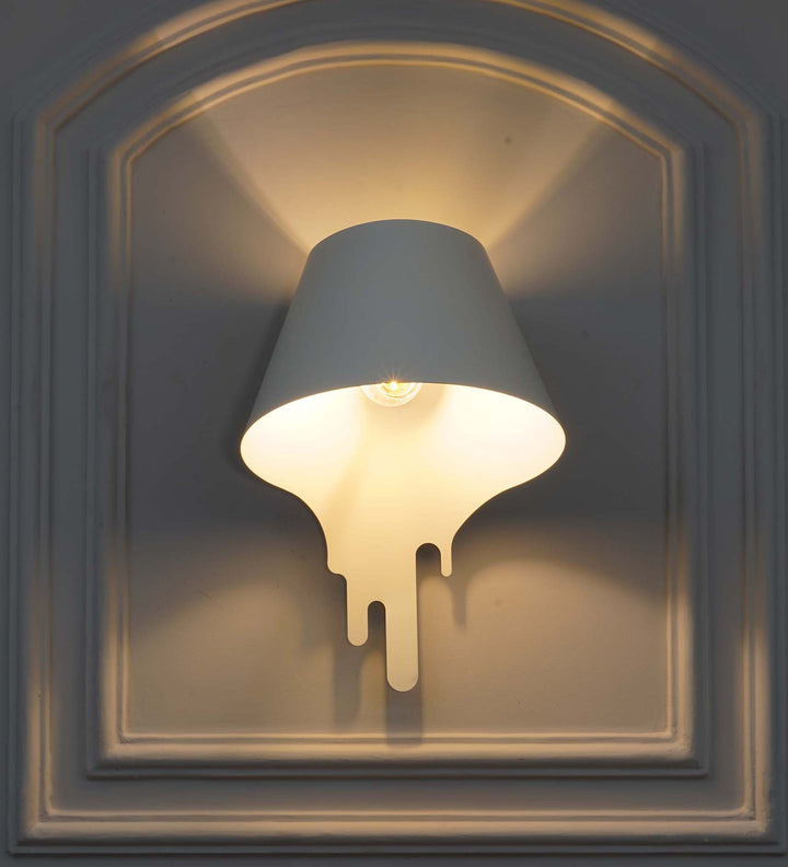 DRIPORA Modern White Wall Light with Abstract Drip Design – Decorative Powder Coated Metal Wall Lamp