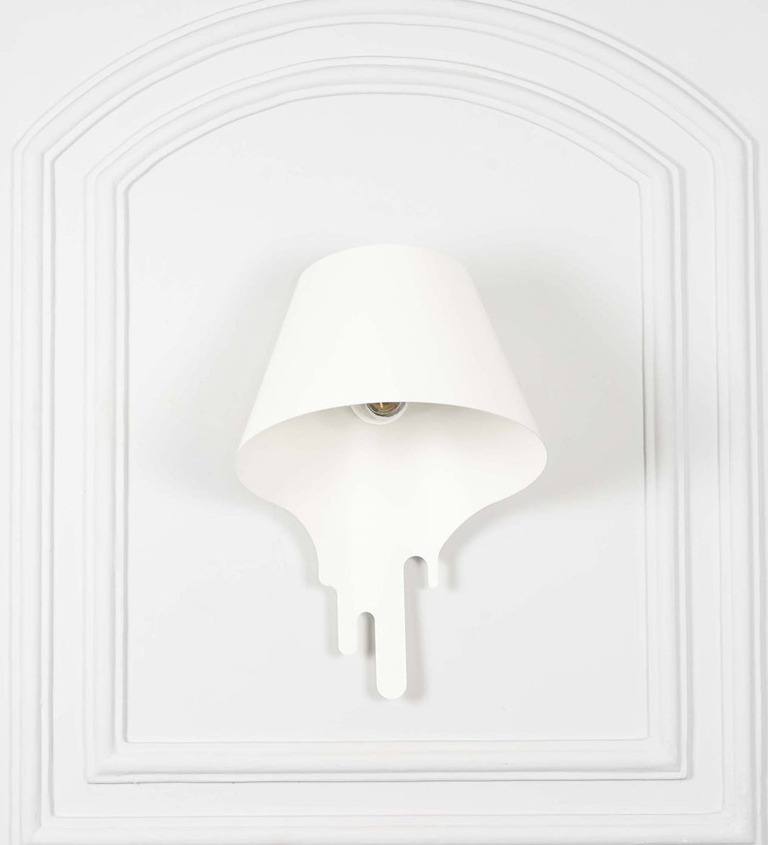 DRIPORA Modern White Wall Light with Abstract Drip Design – Decorative Powder Coated Metal Wall Lamp