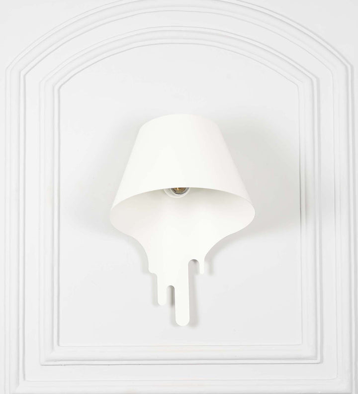 DRIPORA Modern White Wall Light with Abstract Drip Design – Decorative Powder Coated Metal Wall Lamp